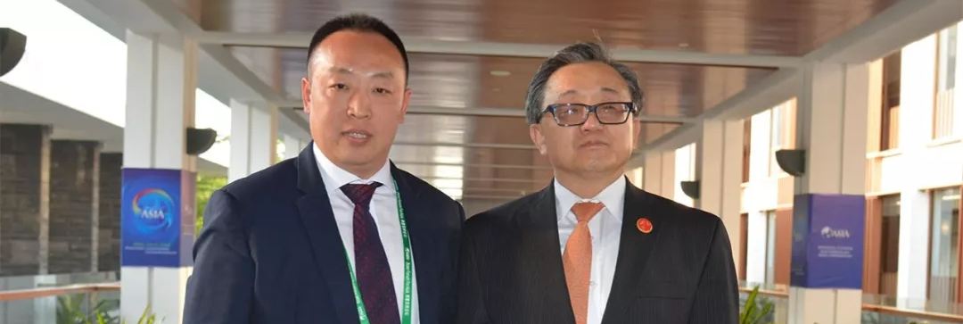 女生小穴逼逼好爽啊男生大屌插网站联合国副秘书长刘振民和赵章栓会长在博鳌亚洲论坛亲切交"